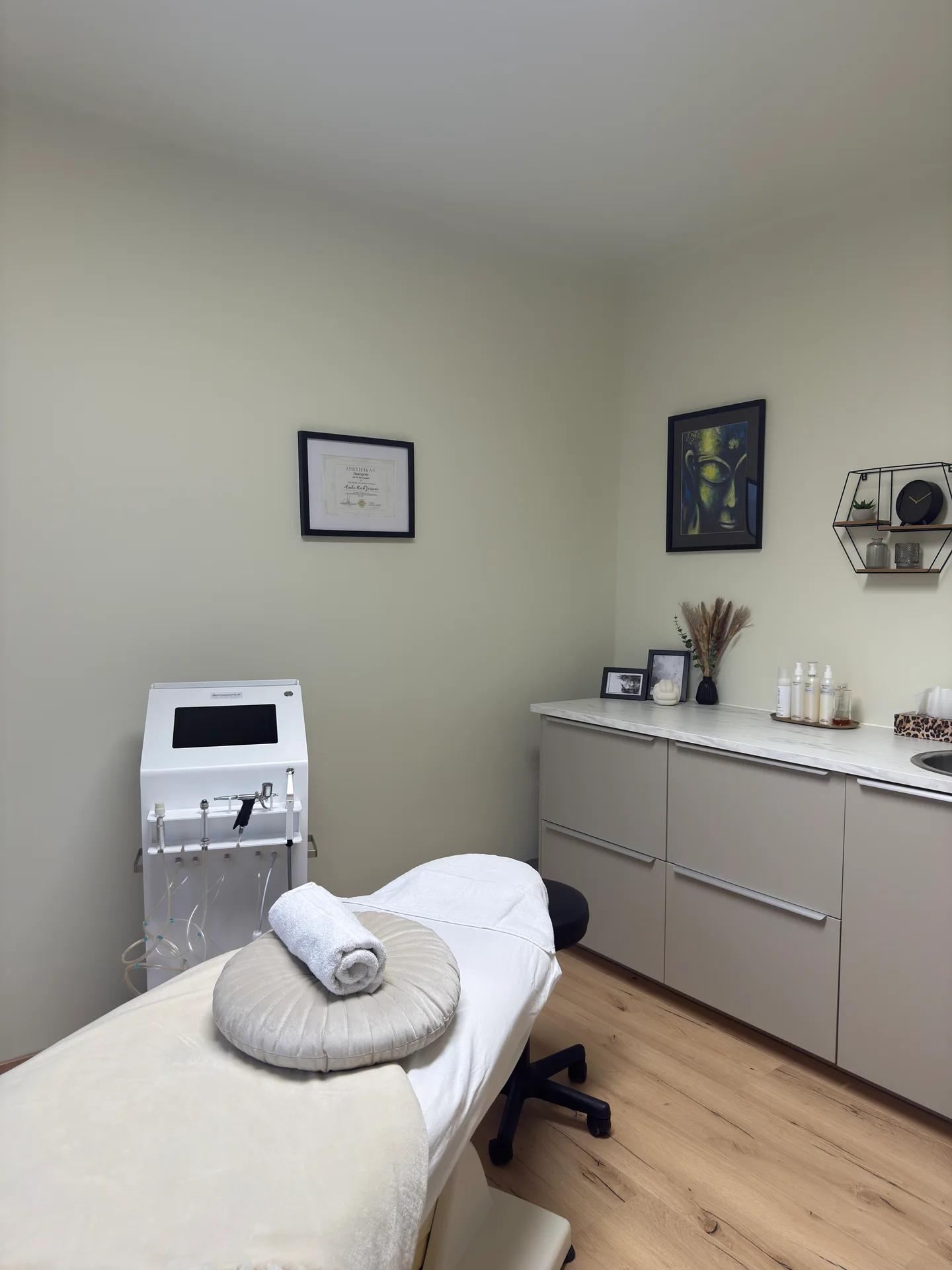 Behandlungsraum bei Skinconcept in Morbach mit vorbereiteter Liege und Behandlungsgerät